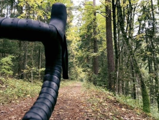 Rowerowe wycieczki po Suwalszczyźnie, zdjęcie: gravel - rower - wiadomości z SIRVIS - jezioro Serwy - Suwalszczyzna