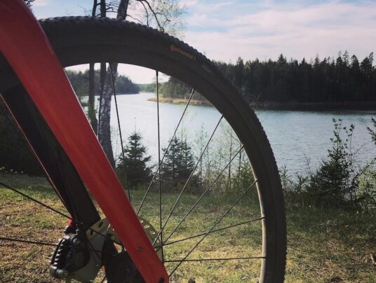 Rowerowe wycieczki po Suwalszczyźnie, zdjęcie: gravel - rower - wiadomości z SIRVIS - jezioro Serwy - Suwalszczyzna