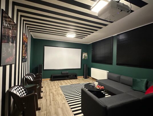 SIRVIS wspólnota, zdjęcie: sala kinowa - SIRVIS - jezioro Serwy - Suwalszczyzna